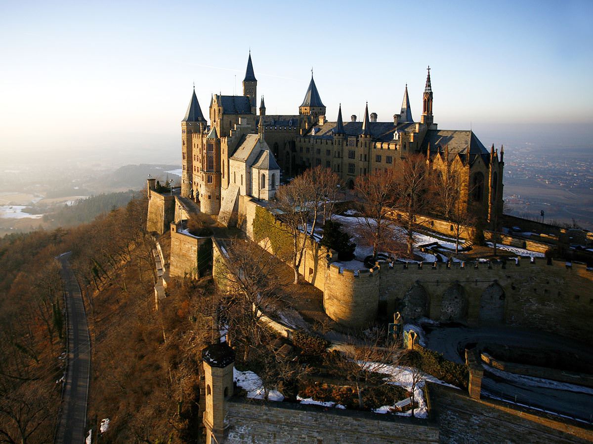 Крепость это. Тюбинген замок Гогенцоллерн. Замок Гогенцоллерн (Burg Hohenzollern). Замок Гогенцоллерн Баден-Вюртемберг. Сказочный остров в тумане. Замок Гогенцоллерн, Германия.